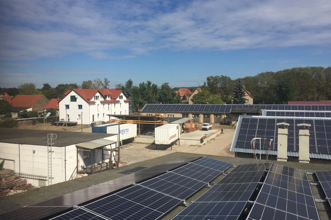 Photovoltaikanlagen auf den Hallendächern des Betriebsgeländes von Kranepuhl