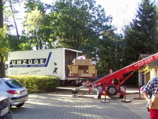 Umzugskartons auf der Hebebühne eines Umzugswagens