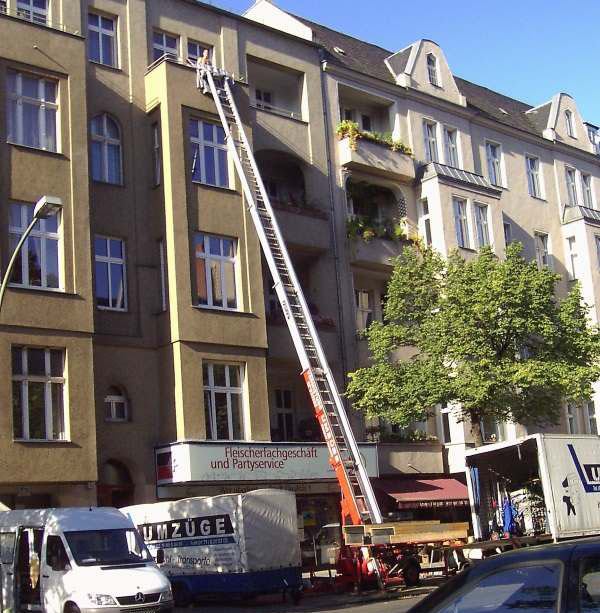 Ausgefahrener Möbelfahrstuhl an einer Hausfassade