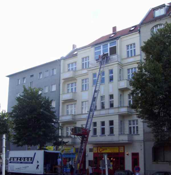 Möbelaußenaufzug von Kranepuhl an einem mehrstöckigen Berliner Altbau, ausgefahren bis zum Dachgeschoss