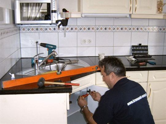 Monteure von Kranepuhl bei der Montage von Einbaumöbeln