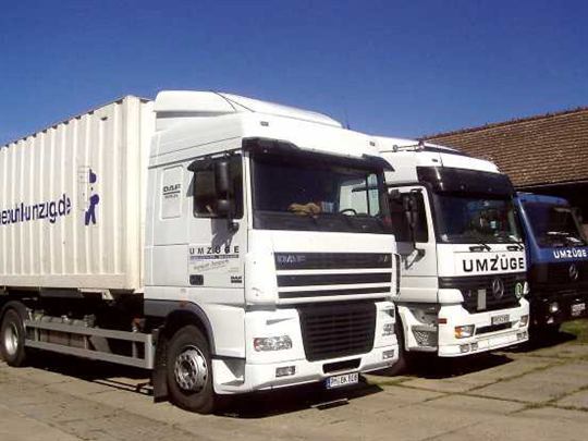 Weiße Umzugs-LKW von Kranepuhl nebeneinander auf dem Betriebshof